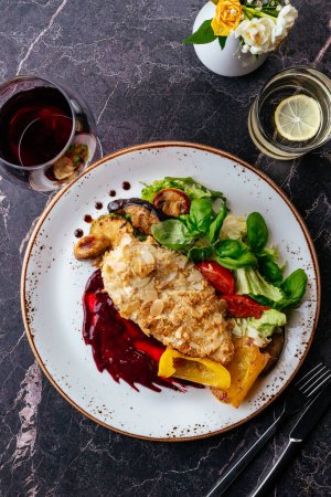 Foto de Schnitzel de pollo en un plato con verduras y salsa. menú del restaurante - Imagen libre de derechos