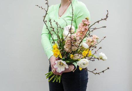 Téléchargez les photos : Beau bouquet de printemps avec des fleurs de saison à l'intérieur - en image libre de droit