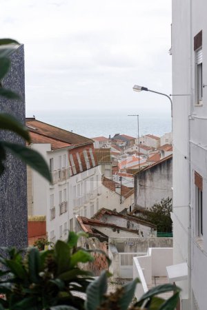 Téléchargez les photos : Rues avec maisons blanches et toits carrelés orange, une ancienne ville portugaise sur l'océan. Nazare, Portugal - en image libre de droit