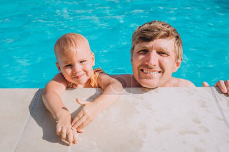 Téléchargez les photos : Père et filles jouant dans la piscine extérieure - en image libre de droit