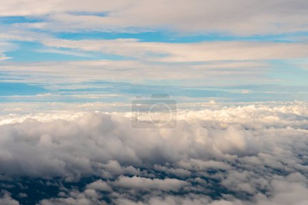 Foto de Vista aérea de las nubes desde la ventana de mi avión - Imagen libre de derechos
