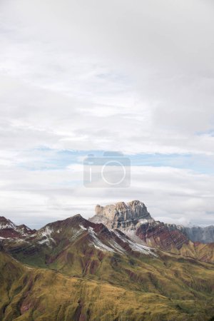Téléchargez les photos : Acher Castle Peak dans la vallée d'Oza dans les Pyrénées espagnoles. - en image libre de droit