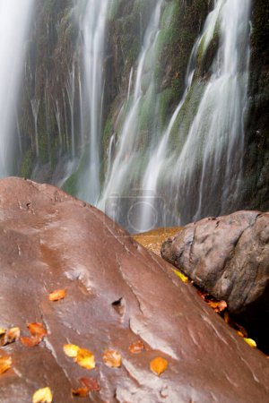 Téléchargez les photos : Détail cascade dans la vallée de l'Aspe. - en image libre de droit