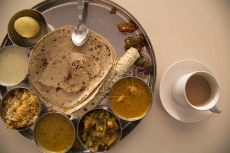Foto de Un plato de Thali, pan plano chapati servido con una variedad de platos pequeños, servido en un restaurante vegetariano en Jodhpur. - Imagen libre de derechos