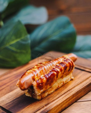Téléchargez les photos : Délicieux hot dog aux saucisses sur une planche de bois. - en image libre de droit