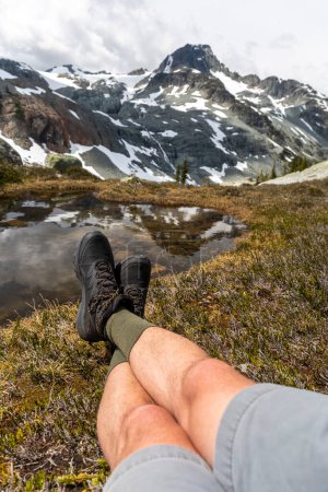 Téléchargez les photos : Point de vue (POV) d'un homme se relaxant au bord d'une piscine alpine lors d'une journée d'été dans les montagnes de la Colombie-Britannique. - en image libre de droit