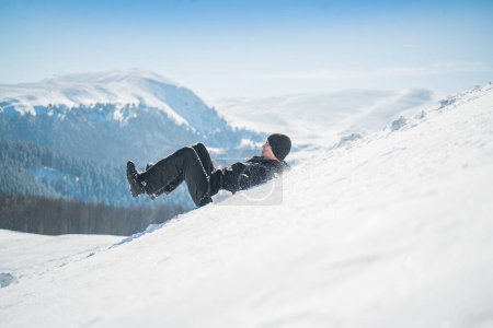 Téléchargez les photos : Homme glissant sur une pente raide dans la montagne - en image libre de droit
