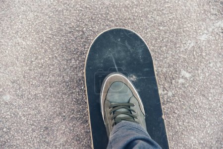 Foto de Por encima del tablero: Pie de patinador en acción - Imagen libre de derechos
