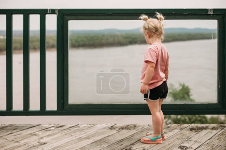Foto de Persona mirando el río desde el punto de vista del Sendero de las Lágrimas - Imagen libre de derechos