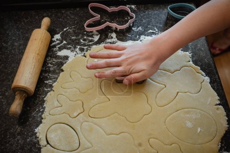 Foto de Persona preparando galletas en forma de Pascua - Imagen libre de derechos