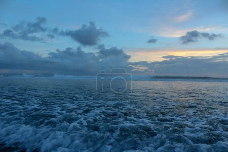 Foto de Colores del atardecer y nubes sobre el océano en Bali. - Imagen libre de derechos