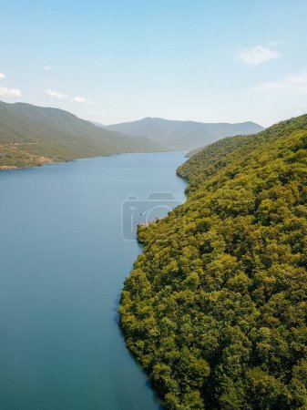 Téléchargez les photos : Le rivage du réservoir de Jinvali en Géorgie - en image libre de droit