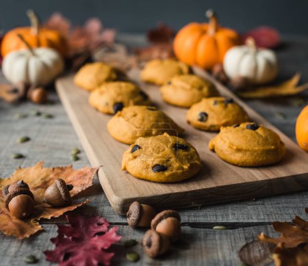 Téléchargez les photos : Gros plan des biscuits aux pépites de chocolat à la citrouille sur une planche en bois. - en image libre de droit