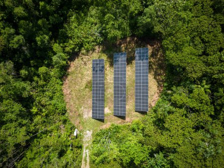 Foto de Vista a los paneles solares en la zona de selva tropical verde para suministrar energía a la reserva ecológica, Salto Morato, Paran, Brasil - Imagen libre de derechos