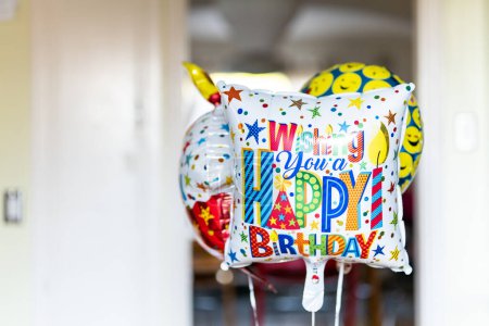 Téléchargez les photos : Ballons Joyeux Anniversaire flottant dans l'intérieur de la maison - en image libre de droit