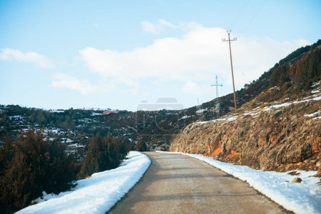 Foto de Camino en las montañas rodeado por una manta de nieve - Imagen libre de derechos