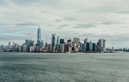 Téléchargez les photos : Vue des bâtiments de la skyline de New York prise de l'eau. - en image libre de droit