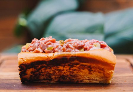 Téléchargez les photos : Salmon and guacamole tartare sandwich with brioche bread - en image libre de droit