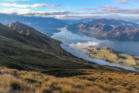 Foto de Montañas de Nueva Zelanda que rodean el lago Wanaka a la luz del atardecer. - Imagen libre de derechos