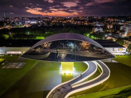 Téléchargez les photos : Belle vue bâtiment du musée d'architecture moderne par Oscar Niemeyer à Curitiba, capitale de Paran, Brésil - en image libre de droit