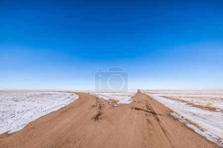 Foto de Dos caminos de grava divergen en la pradera, Kansas - Imagen libre de derechos