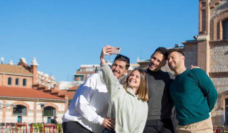 Foto de Grupo de jóvenes amigos alegres tomando retrato de selfie - Imagen libre de derechos