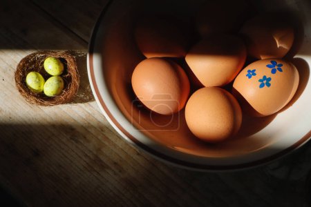 Foto de Huevos de pollo en un plato, huevo pintado, Pascua - Imagen libre de derechos