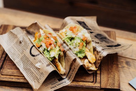 Téléchargez les photos : Tacos de poulet au guacamole et légumes sur table en bois - en image libre de droit
