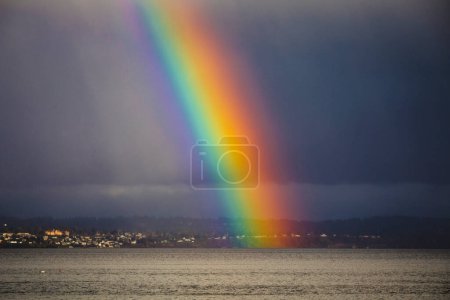 Foto de Un colorido arco iris sobre Puget Sound - Imagen libre de derechos