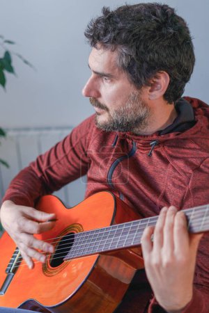 Foto de Joven guitarrista tocando su guitarra española - Imagen libre de derechos
