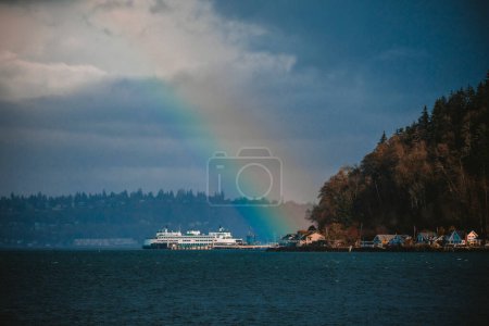 Foto de Un arco iris colorido sobre Puget Sonido y ferry - Imagen libre de derechos