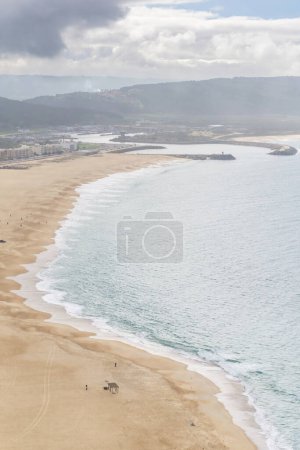 Téléchargez les photos : Vue de dessus du remblai de l'ancienne ville portugaise sur l'océan. Nazare, Portugal - en image libre de droit