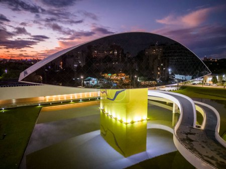 Téléchargez les photos : Belle vue bâtiment du musée d'architecture moderne par Oscar Niemeyer à Curitiba, capitale de Paran, Brésil - en image libre de droit