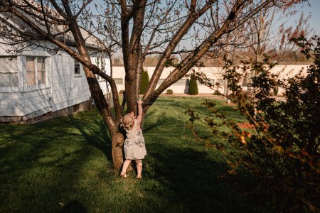 Foto de Niño cazando huevos de Pascua en el patio - Imagen libre de derechos