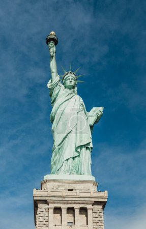 Téléchargez les photos : Vue de face de la Statue de la Liberté contre le ciel bleu à New York. - en image libre de droit