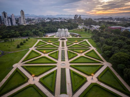 Téléchargez les photos : Belle vue aérienne sur la serre vitrée bâtiment et jardin dans le jardin botanique de Curitiba, Paran, Brésil - en image libre de droit