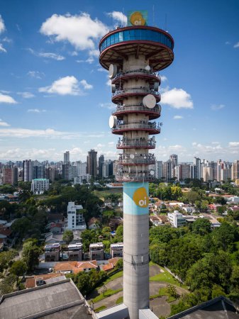 Téléchargez les photos : Belle vue sur la tour de communication, les antennes et les bâtiments de la ville de Curitiba, capitale de Paran, Brésil - en image libre de droit
