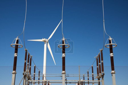 Foto de Molino de viento para la producción de energía eléctrica y subestación eléctrica en España. - Imagen libre de derechos