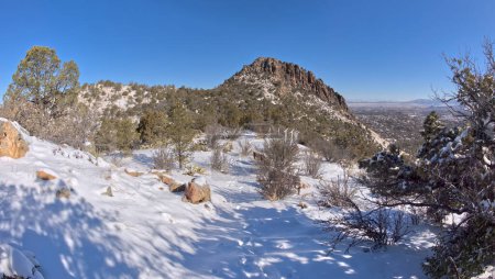 Téléchargez les photos : Vue de Picnic Hill le long du sentier de randonnée de jour Thumb Butte dans la forêt nationale de Prescott, juste à l'ouest de Prescott, Arizona, recouvert de neige et de glace hivernales. - en image libre de droit