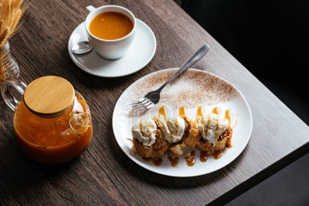 Téléchargez les photos : Tarte aux pommes avec boules de crème glacée, thé dans une théière - en image libre de droit
