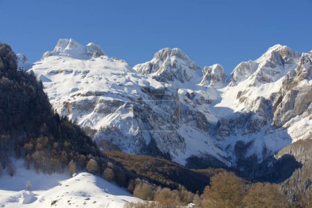 Téléchargez les photos : Pics enneigés dans la vallée de Canfranc dans les Pyrénées - en image libre de droit