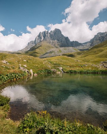 Téléchargez les photos : Chaukhi Pass, lac de montagne, journée d'été, Géorgie - en image libre de droit