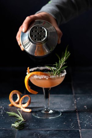 Téléchargez les photos : Sur le point de verser gin cocktail de shaker - en image libre de droit