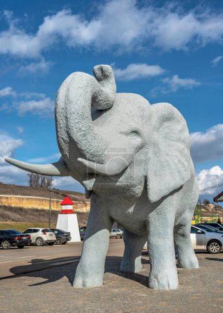 Foto de Odessa, Ucrania 18.02.2023. Estatua de un elefante enorme en el terraplén cerca de la costa del Mar Negro en la playa de Fontanka, Odessa, Ucrania, en un día de invierno soleado - Imagen libre de derechos