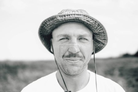 Foto de Retrato blanco y negro de hombre blanco con sombrero redondo - Imagen libre de derechos