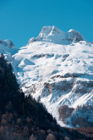 Téléchargez les photos : Pics enneigés dans la vallée de Canfranc dans les Pyrénées - en image libre de droit