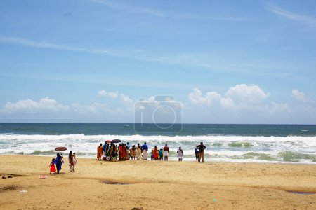 Téléchargez les photos : Cérémonie funéraire réalisée par la population locale sur la plage de Varkala au Kerala - en image libre de droit