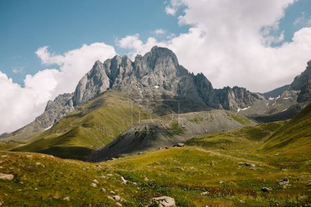 Téléchargez les photos : Chaukhi Pass Peaks, journée d'été, Géorgie - en image libre de droit