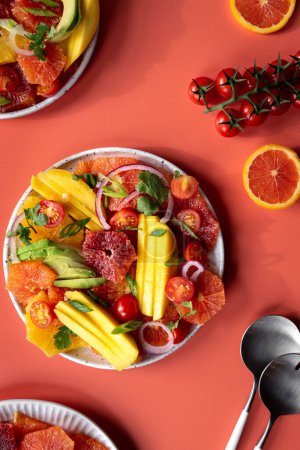 Foto de Ensalada de cítricos y tomate colores brillantes - Imagen libre de derechos