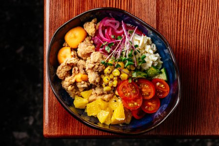 Téléchargez les photos : Poke bowl hawaïen avec poulet, légumes, riz - en image libre de droit